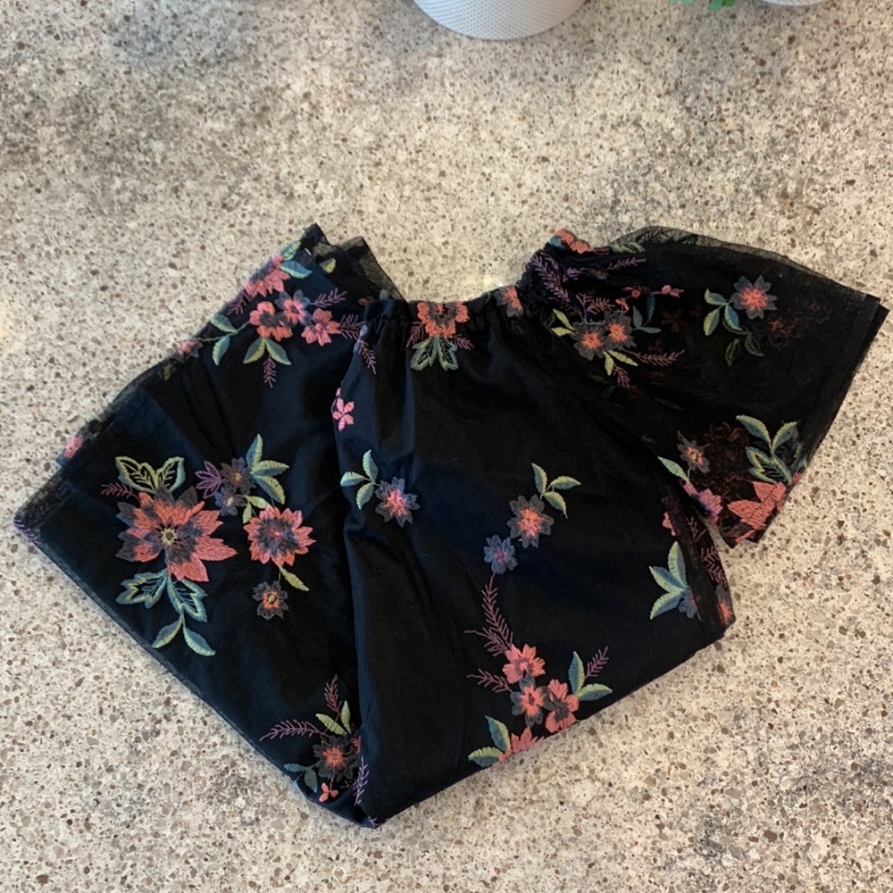 Like New BB Dakota Size XS Off Shoulder Knee Length Floral Embroidered Dress